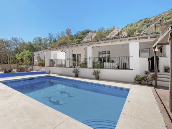 Country House for sale in Estepona