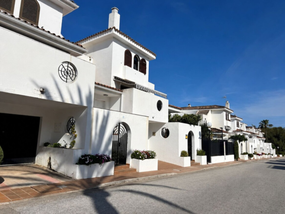 Townhouse for sale in Estepona