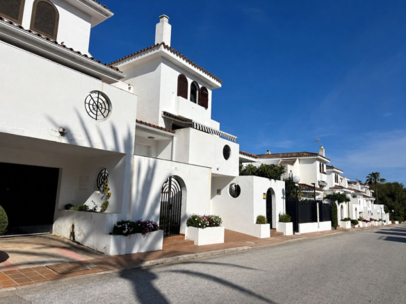 Townhouse for sale in Estepona