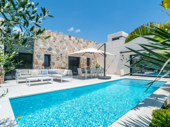 Villa for sale in Algorfa