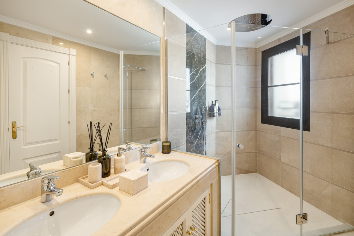 Villa for sale in Benahavis - photo 11