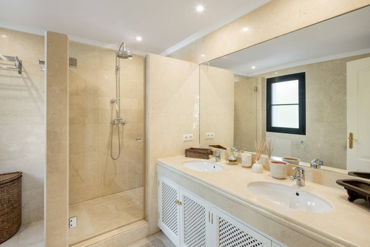Villa for sale in Benahavis - photo 13