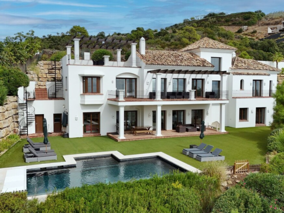 Villa for sale in Benahavis