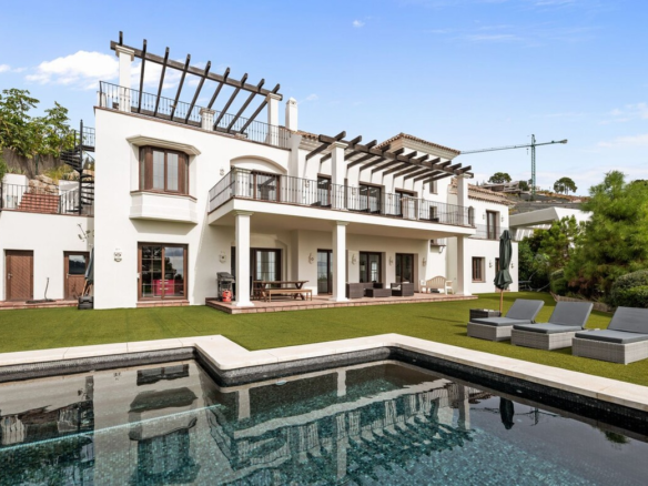 Villa for sale in Benahavis