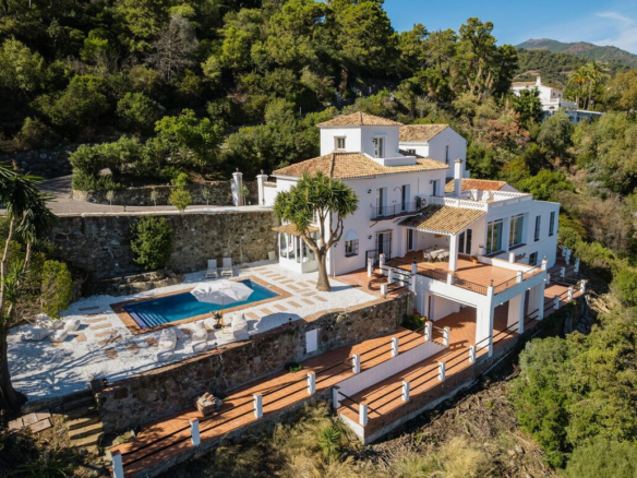 Villa for sale in Benahavis