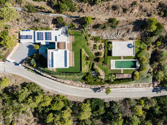 Villa for sale in Benahavis