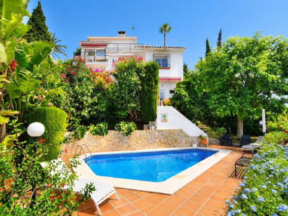 Villa for sale in Benalmádena