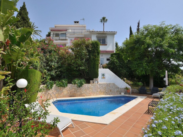 Villa for sale in Benalmádena