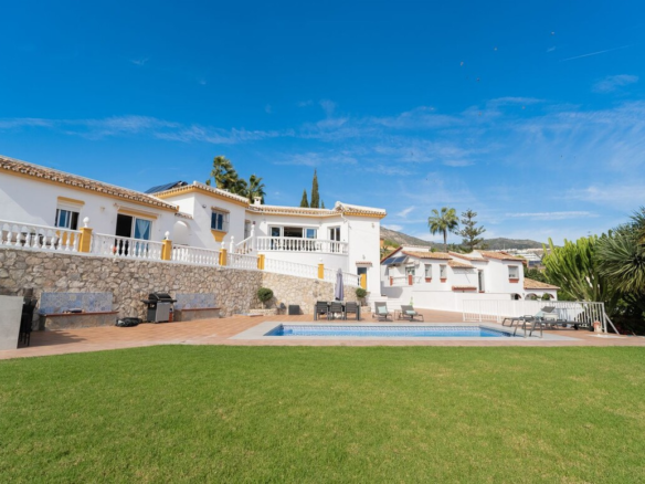 Villa for sale in Benalmádena