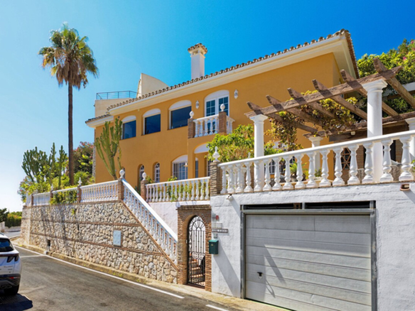 Villa for sale in Benalmádena