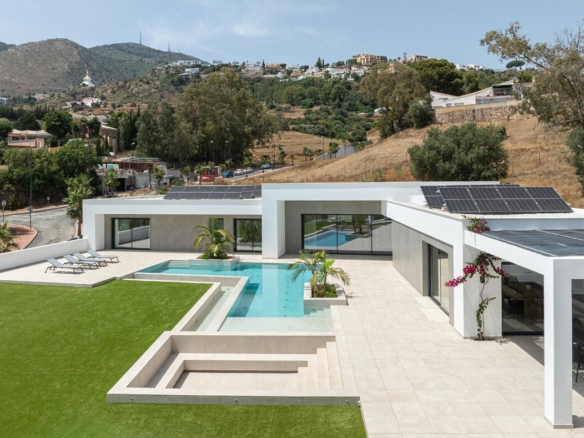 Villa for sale in Benalmádena