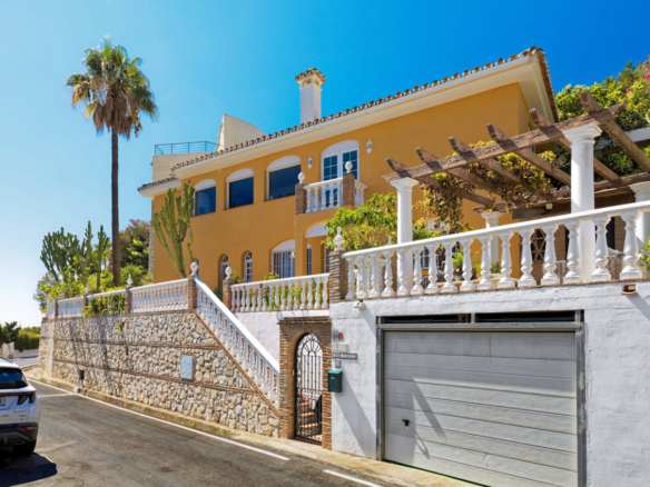 Villa for sale in Benalmádena