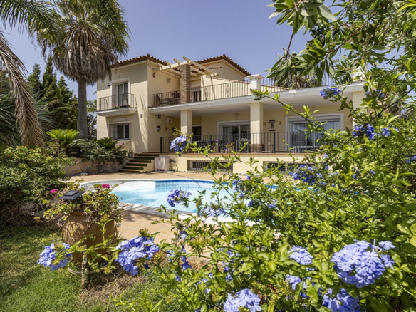 Villa for sale in Casares