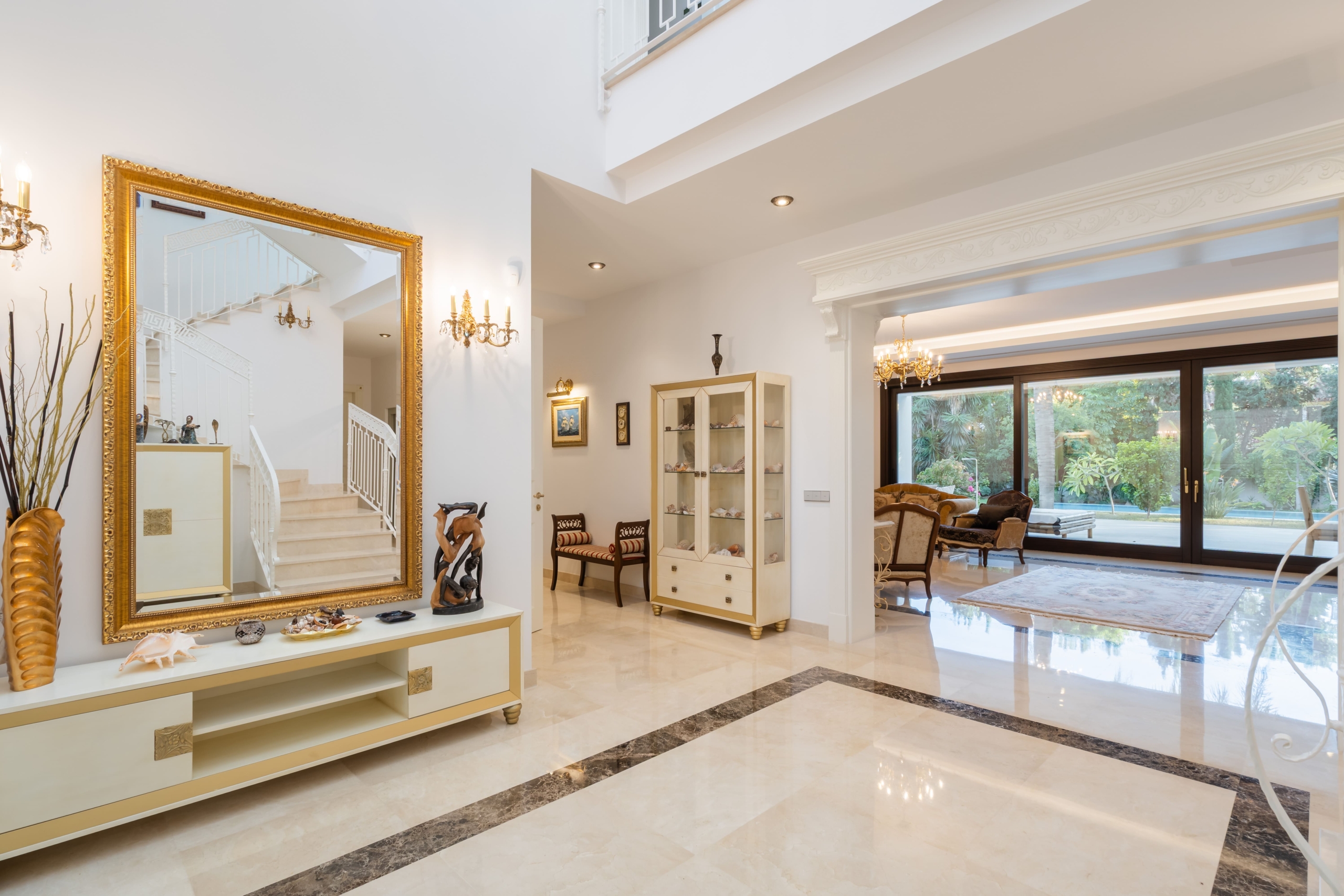 Villa for sale in Estepona - photo 2