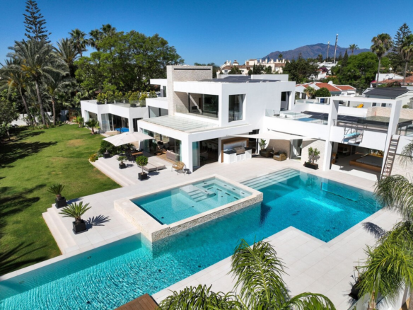 Villa for sale in Estepona