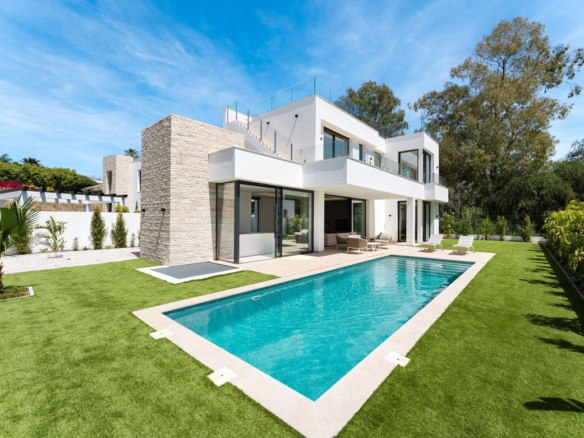 Villa for sale in Estepona