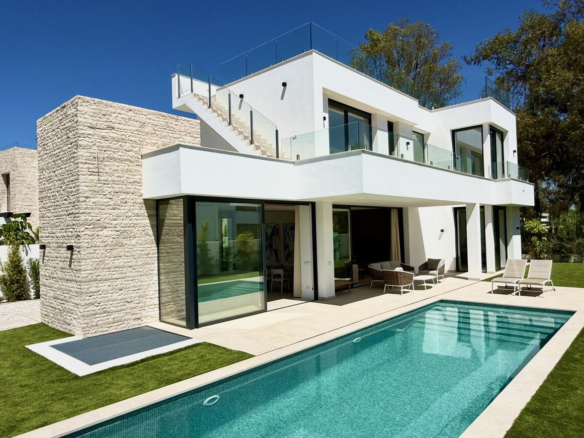 Villa for sale in Estepona