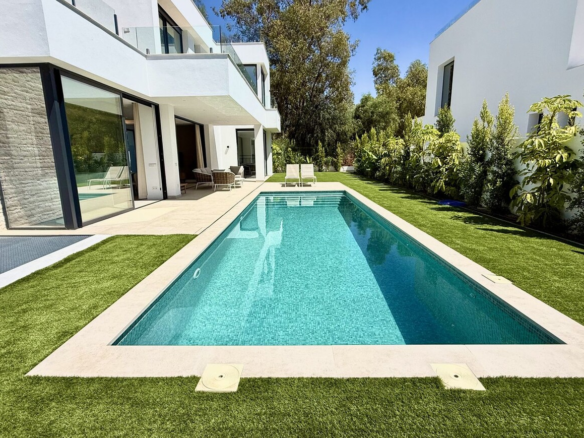 Villa for sale in Estepona