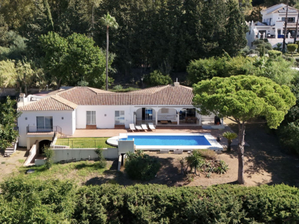 Villa for sale in Estepona