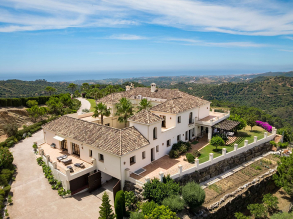 Villa for sale in Estepona