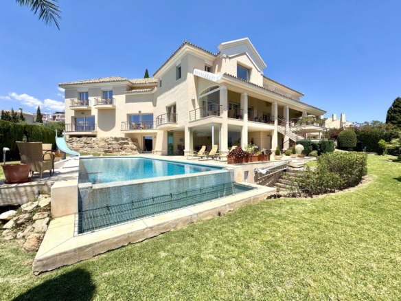 Villa for sale in Mijas